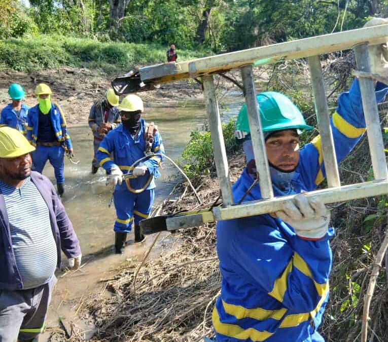 Linieros eléctricos de Sagua la Grande regresan cumplidores